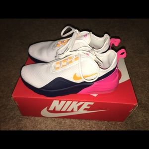 Women’s Nike Air Max Motion 2   SIZE: 8 US